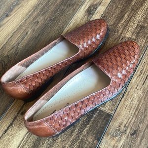 Trotters Brown woven leather sliders